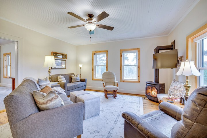 Lovely Rural Hixton Farmhouse w / Porch & Fire Pit!