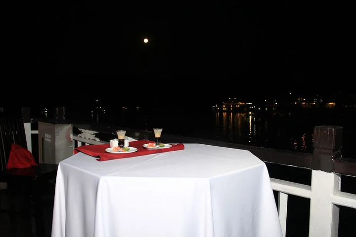 Dining 12 of 21