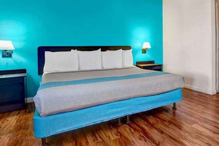 1 King Bed (13 of 13)