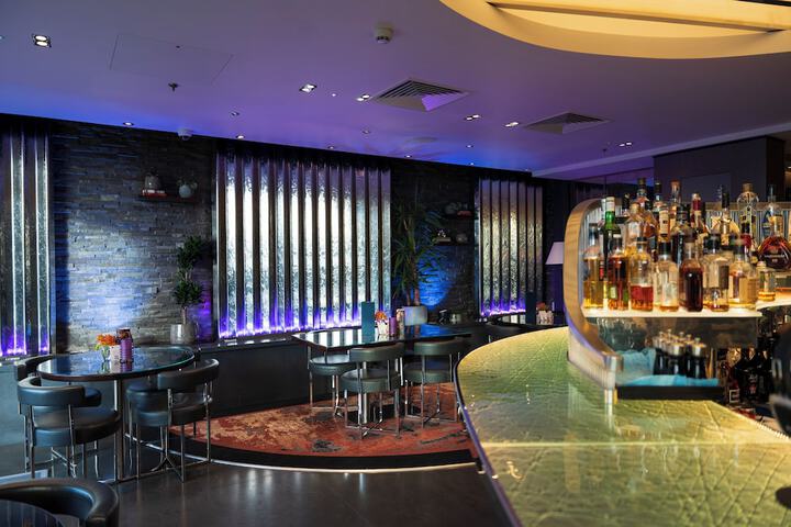 Lounge 73 of 101