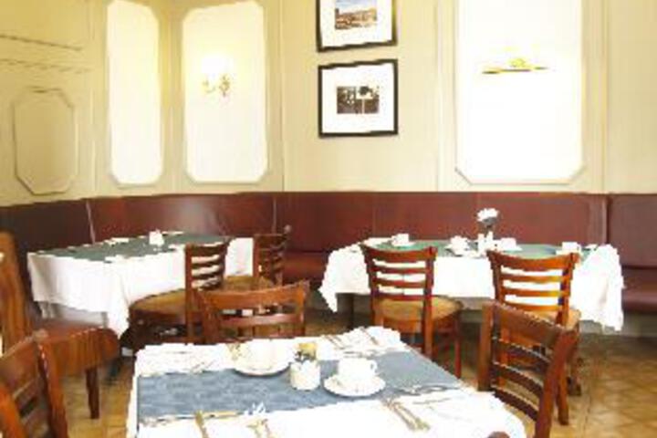 Dining 18 of 25