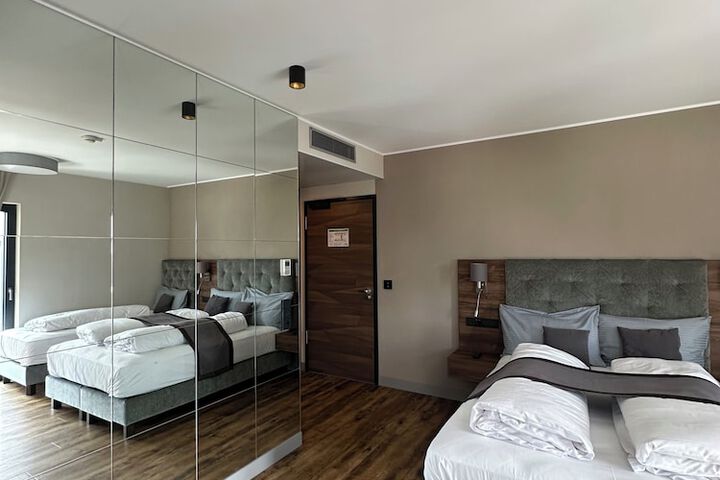 Room 14 of 100