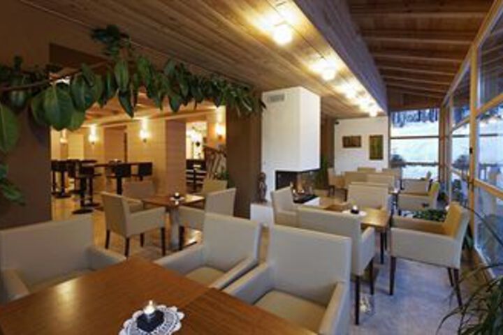 Lounge 33 of 45