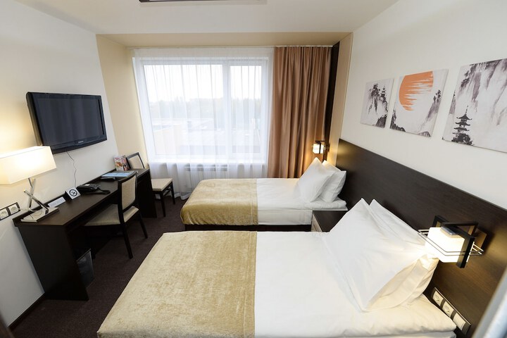 Room 8 of 93