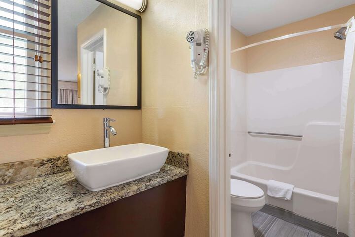 2 Queen Beds Mountain View Microwave and Refrigerator High Speed Internet Accessible Co (5 of 6)
