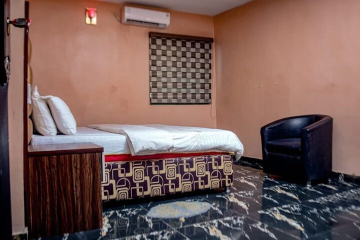 Room 4 of 18