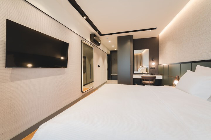 Room 8 of 42