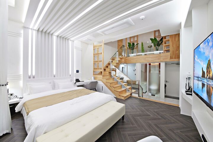 Room 8 of 61