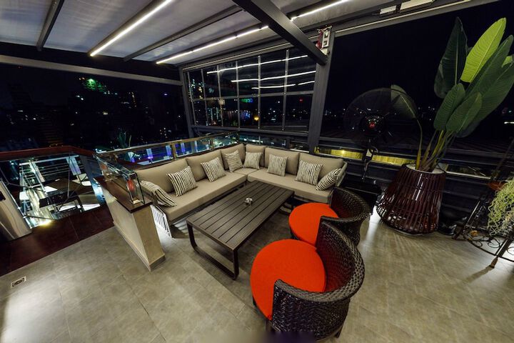 Lounge 42 of 57