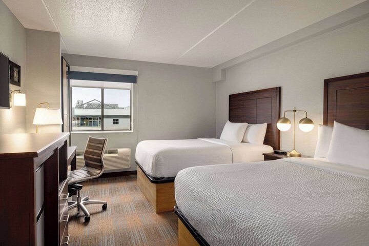 Double Accessible Queen Size Bed (5 of 7)