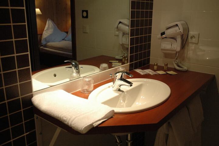 Room 13 of 36