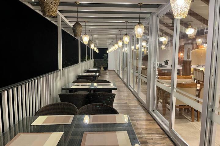 Dining 77 of 96