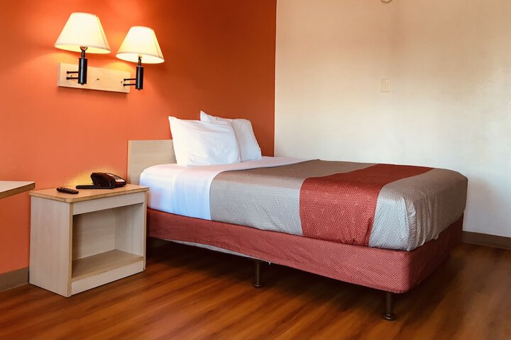1 Queen Bed (12 of 12)