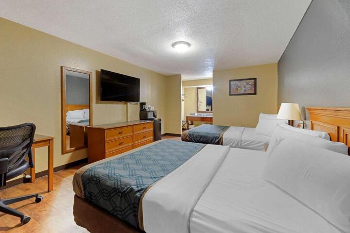 2 Queen Beds (5 of 12)