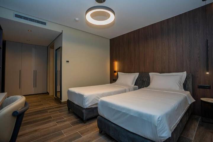 Room 10 of 77