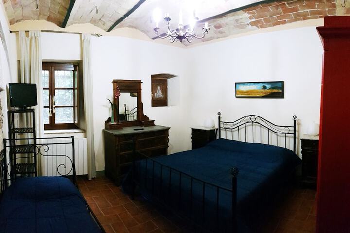 Room 2 of 32
