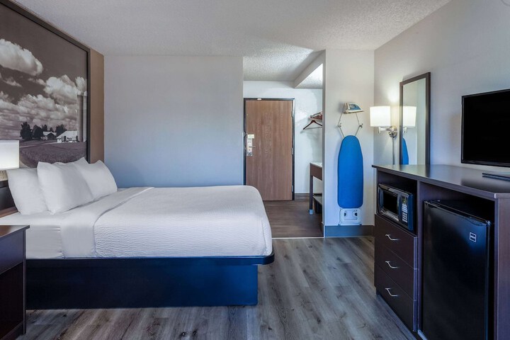 1 Queen Bed (7 of 15)