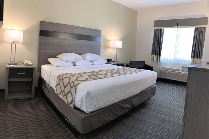 1 King Bed (4 of 11)