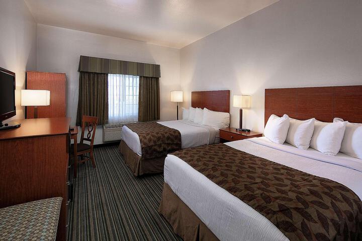 2 Queen Beds High Speed Internet Accessible Microwave and Refrigerator, Coffee Maker Iro (4 of 9)