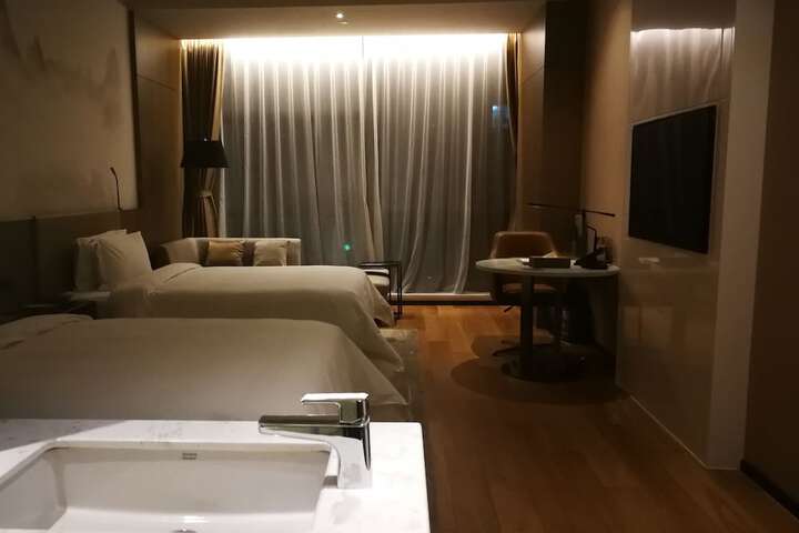 Room 12 of 42