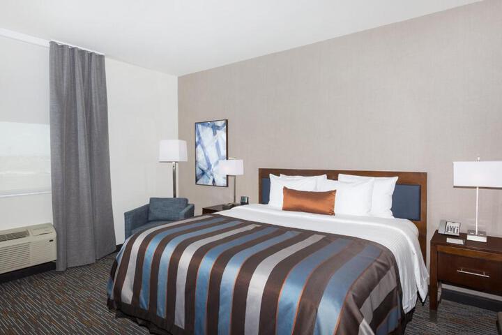1 King Bed (2 of 15)