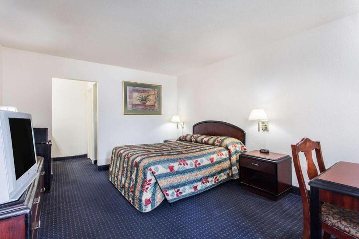 1 Queen Bed (8 of 11)