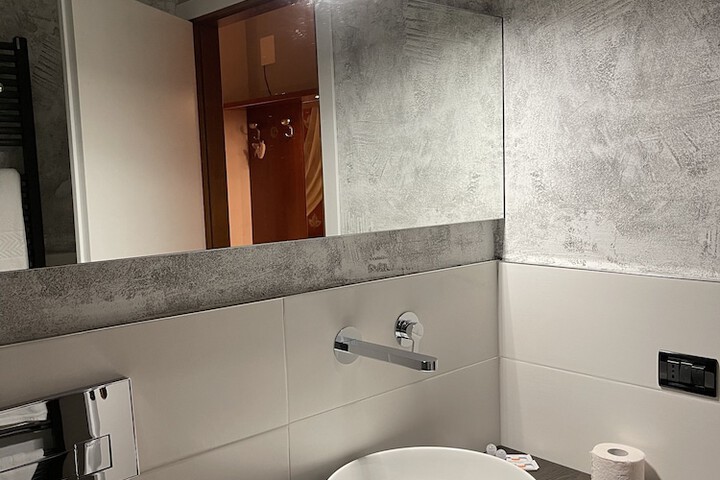 Room 27 of 46