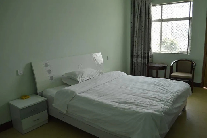 Room 5 of 8