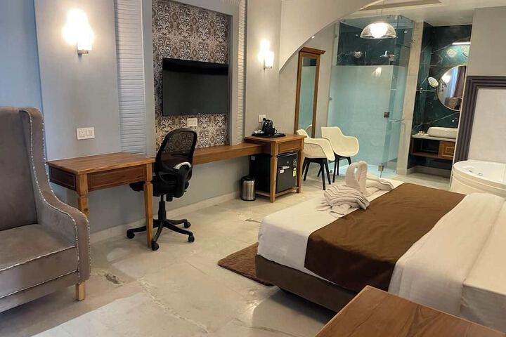 Room 13 of 33