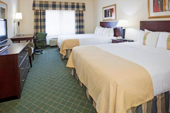 2 Queen Beds (3 of 3)