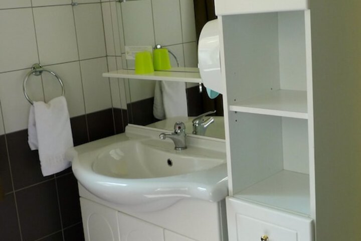Room 5 of 77