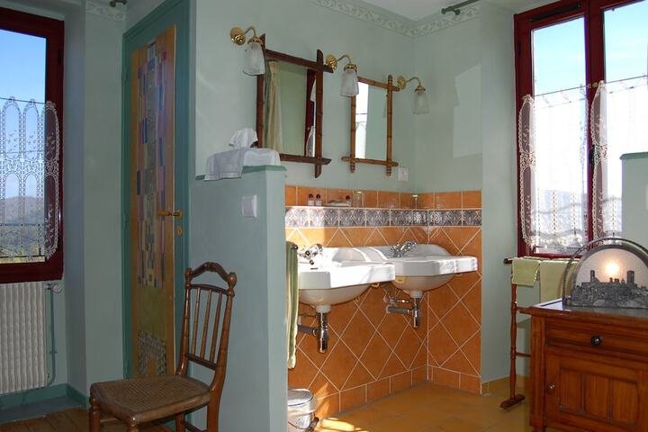 Room 13 of 23