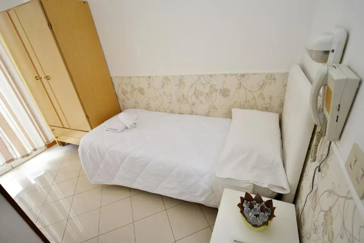 Room 4 of 14