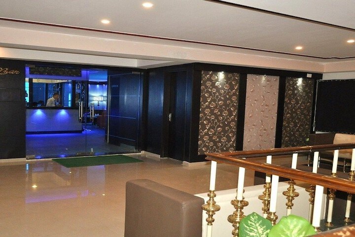 Ballroom/Hall 20 of 24