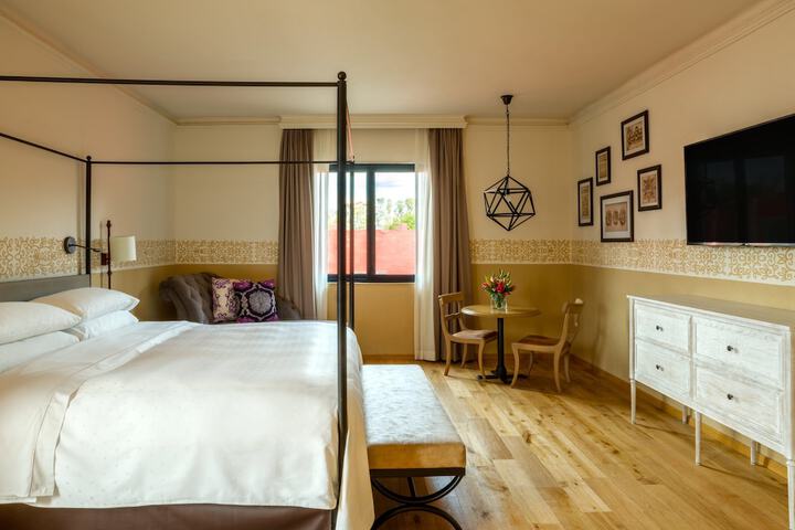 Room 10 of 170