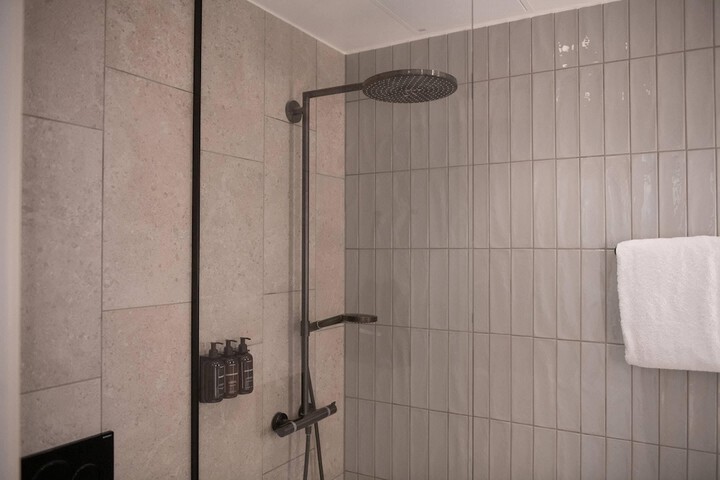 Room 32 of 100