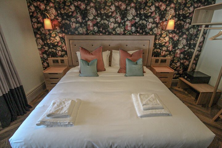 Room 26 of 136
