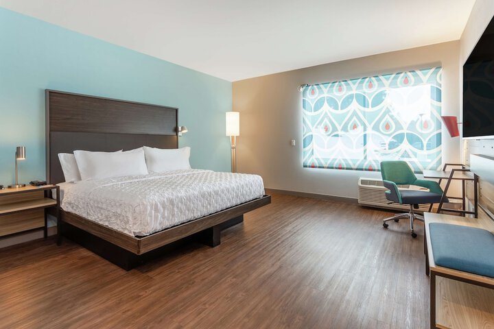 1 King Bed (4 of 12)