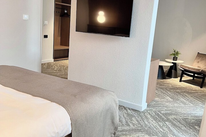 Room 32 of 93