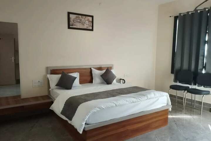Room 6 of 18