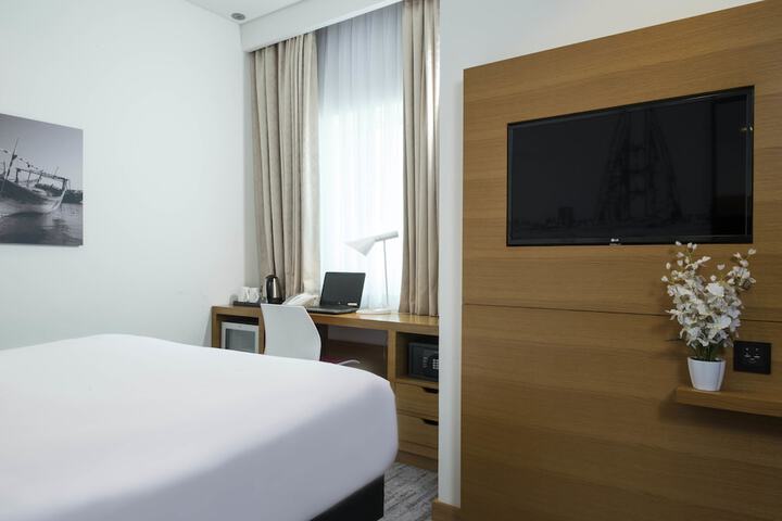 Room 6 of 63