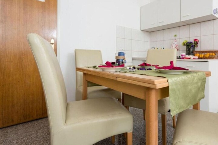 Dining 8 of 19