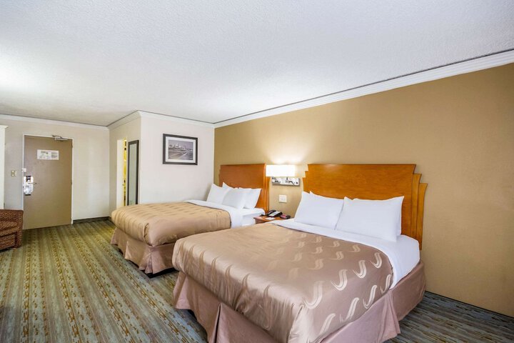 1 Queen Bed Business Room Accessible (7 of 18)