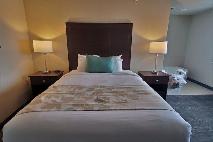 2 Queen Beds (9 of 11)