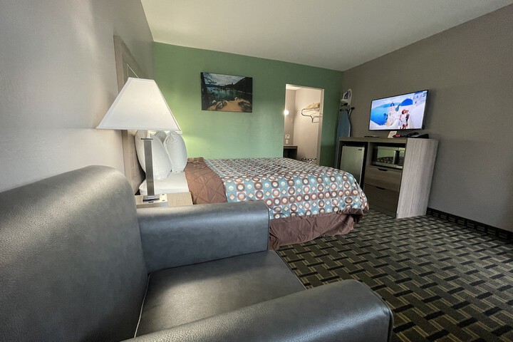 1 Queen Bed (1 of 56)