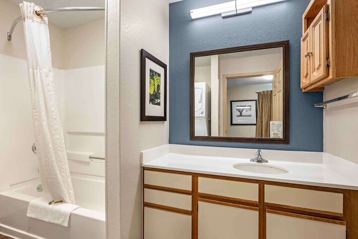 1 Bedroom Suite King Bed (3 of 5)