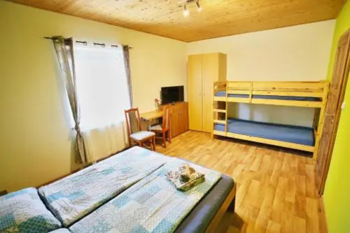 Room 5 of 8