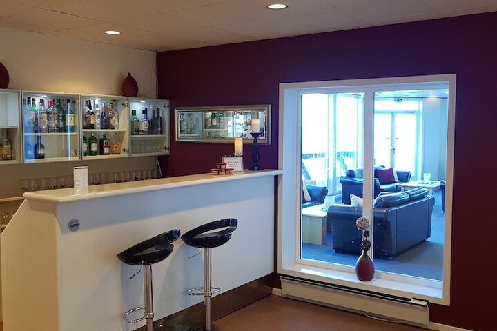 Lounge 19 of 31
