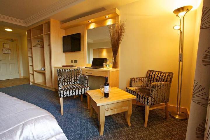 Room 4 of 9