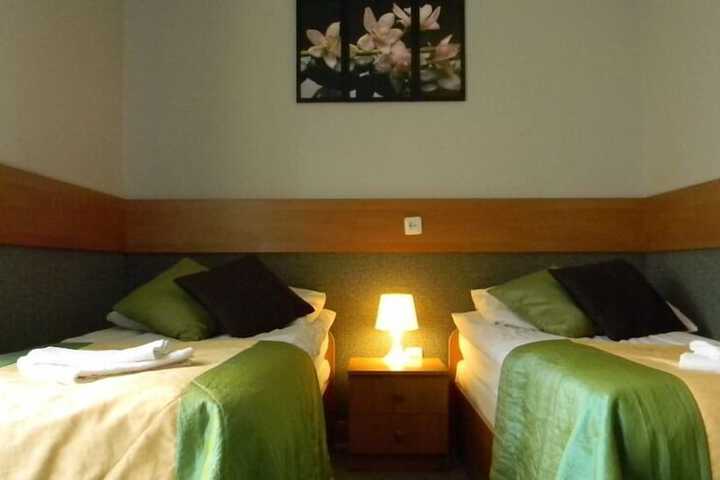 Room 8 of 40